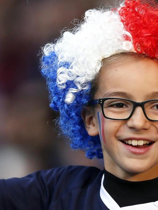 Ein junger Fan der französischen Fußball-Nationalmannschaft während des Testspiels gegen Schottland.