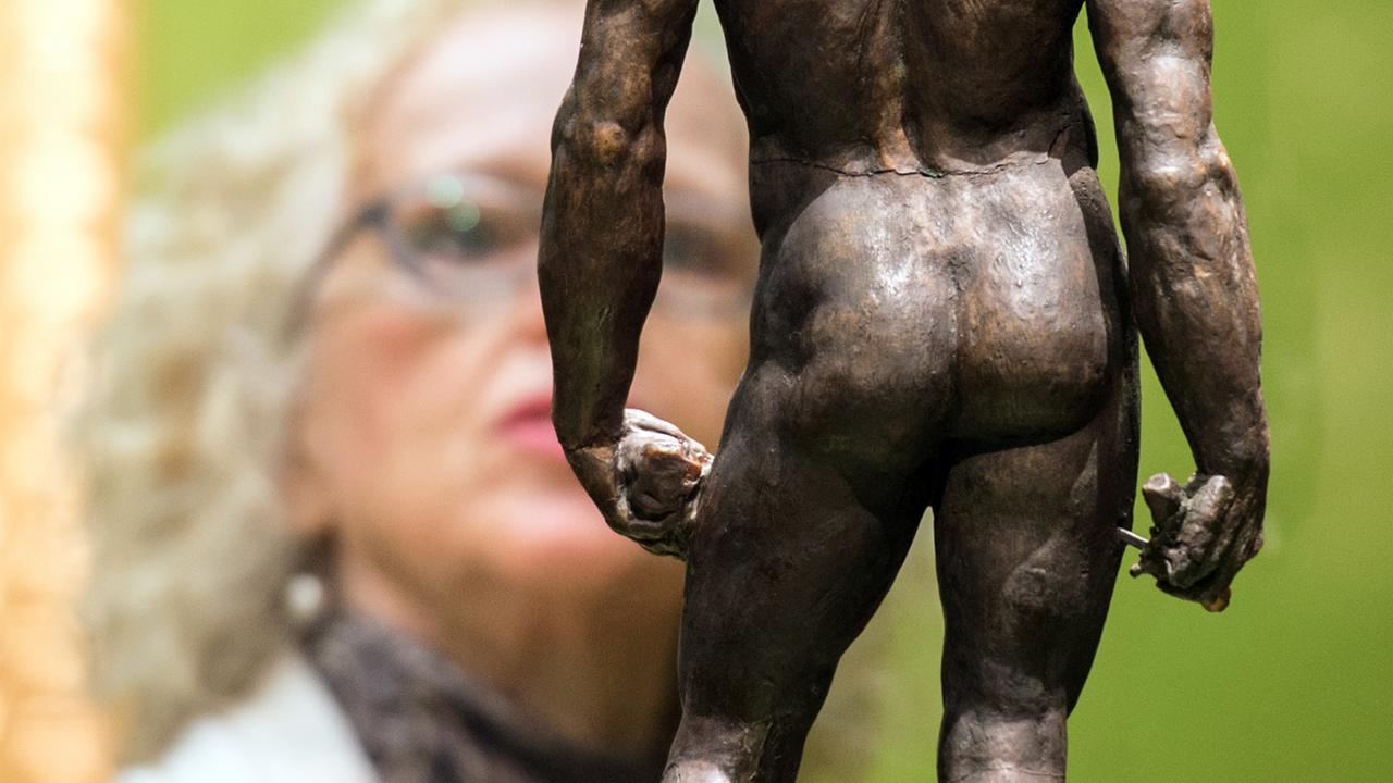 Eine Besucherin betrachtet das Modell "Neptun" von Baccio Bandinelli im Frankfurter Städel Museum in der Sonderausstellung "Maniera. Pontormo, Bronzino und das Florenz der Medici" 2016 Eine Besucherin betrachtet das Modell "Neptun" von Baccio Bandinelli im Frankfurter Städel Museum in der Sonderausstellung "Maniera. Pontormo, Bronzino und das Florenz der Medici" 2016