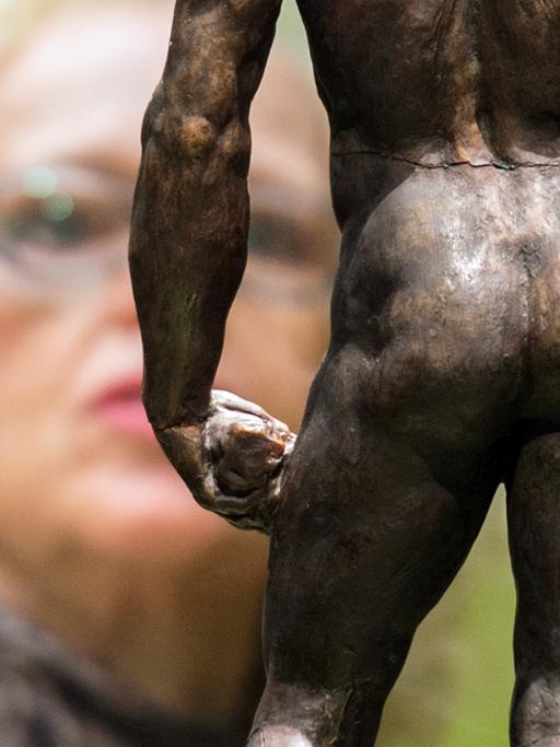 Eine Besucherin betrachtet das Modell "Neptun" von Baccio Bandinelli im Frankfurter Städel Museum in der Sonderausstellung "Maniera. Pontormo, Bronzino und das Florenz der Medici" 2016