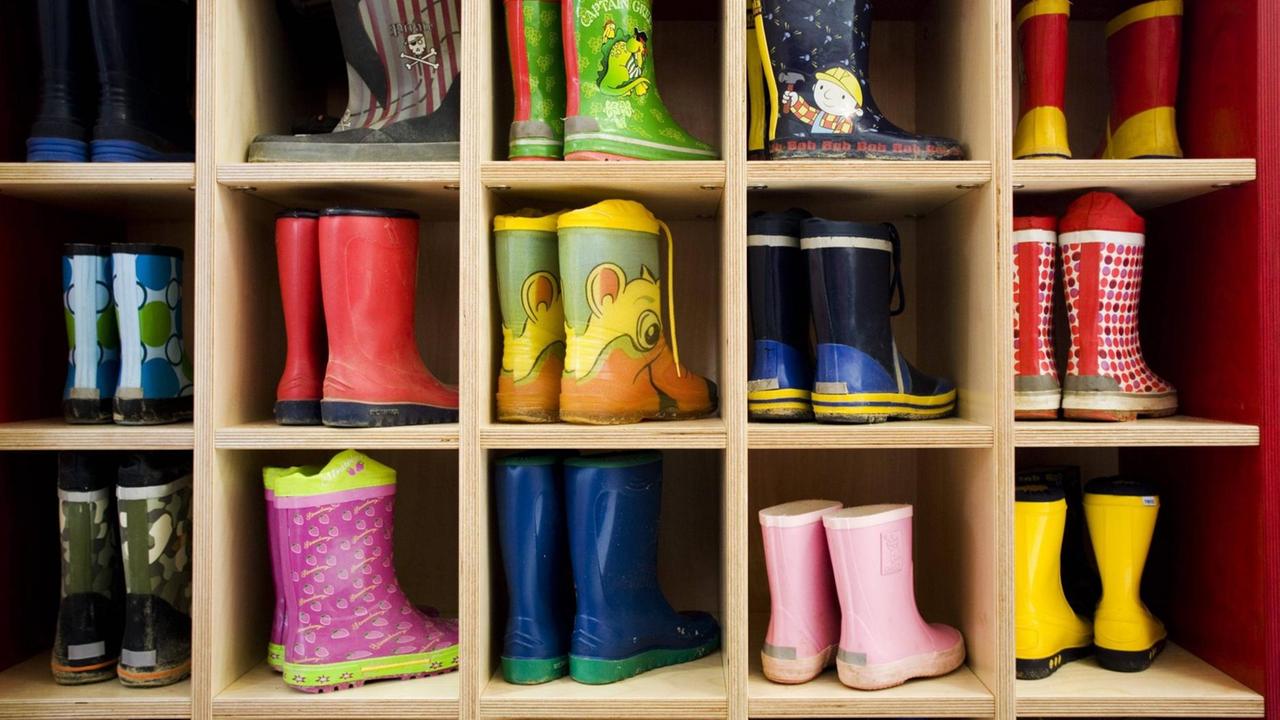 Kleine bunte Gummistiefel in der gut gefüllten Garderobe in der Kindertagesstätte - Die Hirtenkinder - der Medizinischen Hochschule Hannover. Kleine bunte Gummistiefel in der gut gefüllten Garderobe in der Kindertagesstätte - Die Hirtenkinder - der Medizinischen Hochschule Hannover.