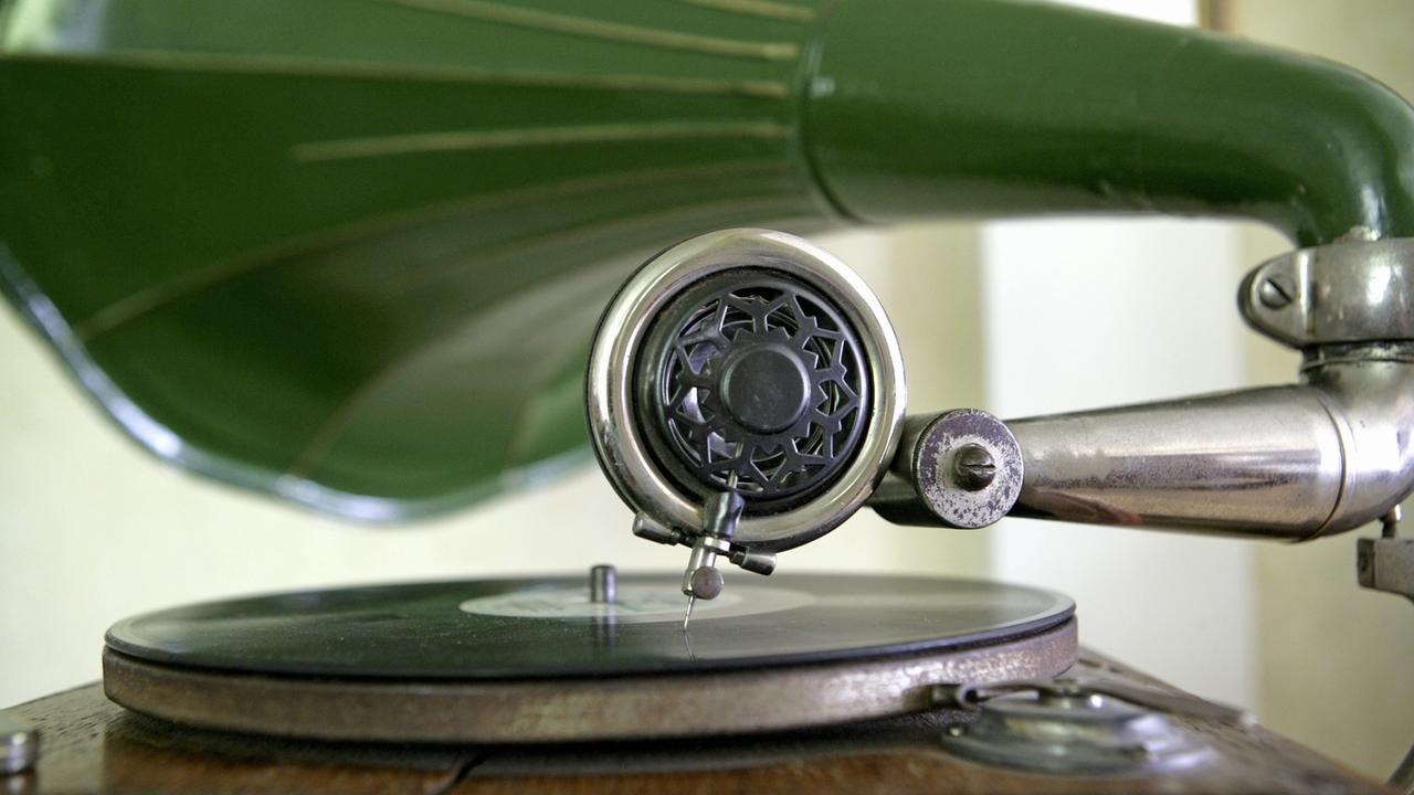 Ein altes Grammophon mit grünem Trichter Ein altes Grammophon mit grünem Trichter