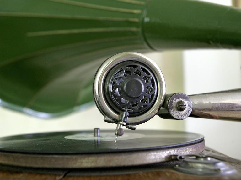 Ein altes Grammophon mit grünem Trichter