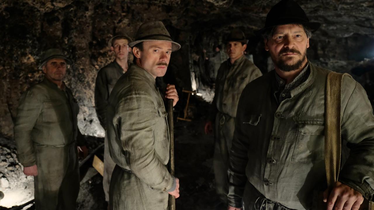 Filmstill aus "Ein Dorf wehrt sich": In einem Tunnel des Salzbergwerks stehen die Bergarbeiter Sepp Rottenbacher (Fritz Karl), Johann Dörfler (Gerhard Liebmann), Heini (Franz Grieshofer), Flori (Lorenzo Walcher) und Willi (Daniel Keberle) und blicken ernst in die Kamera. Filmstill aus "Ein Dorf wehrt sich": In einem Tunnel des Salzbergwerks stehen die Bergarbeiter Sepp Rottenbacher (Fritz Karl), Johann Dörfler (Gerhard Liebmann), Heini (Franz Grieshofer), Flori (Lorenzo Walcher) und Willi (Daniel Keberle) und blicken ernst in die Kamera.