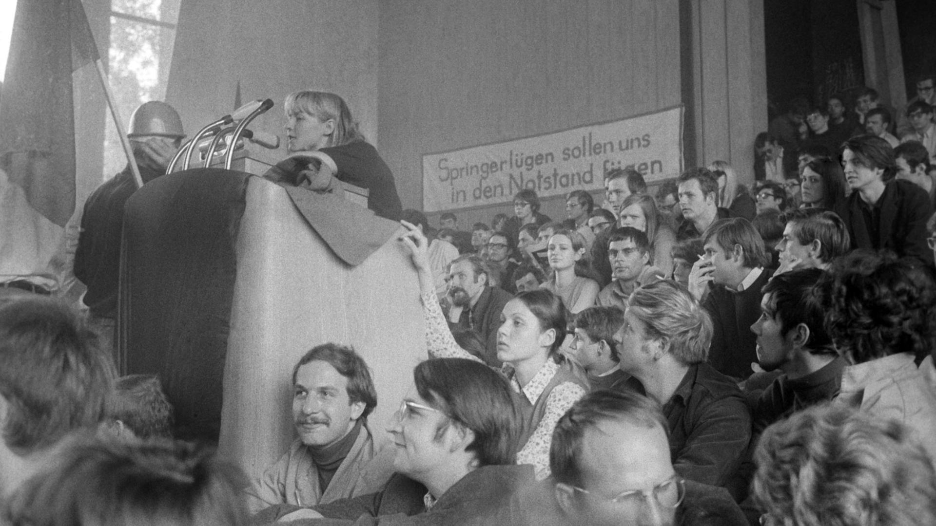 Die neue AStA Vorsitzende der Freien Universität Berlin, Sigrid Fronius, am 15.05.1968 im Auditorium Maximum während eines Teach-in zur Notstandsgesetzgebung. Die neue AStA Vorsitzende der Freien Universität Berlin, Sigrid Fronius, am 15.05.1968 im Auditorium Maximum während eines Teach-in zur Notstandsgesetzgebung.
