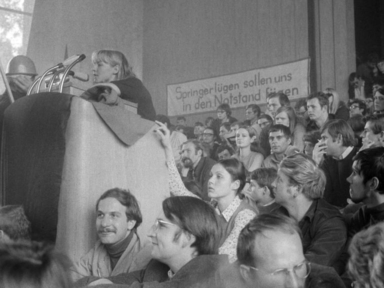 Die neue AStA Vorsitzende der Freien Universität Berlin, Sigrid Fronius, am 15.05.1968 im Auditorium Maximum während eines Teach-in zur Notstandsgesetzgebung.