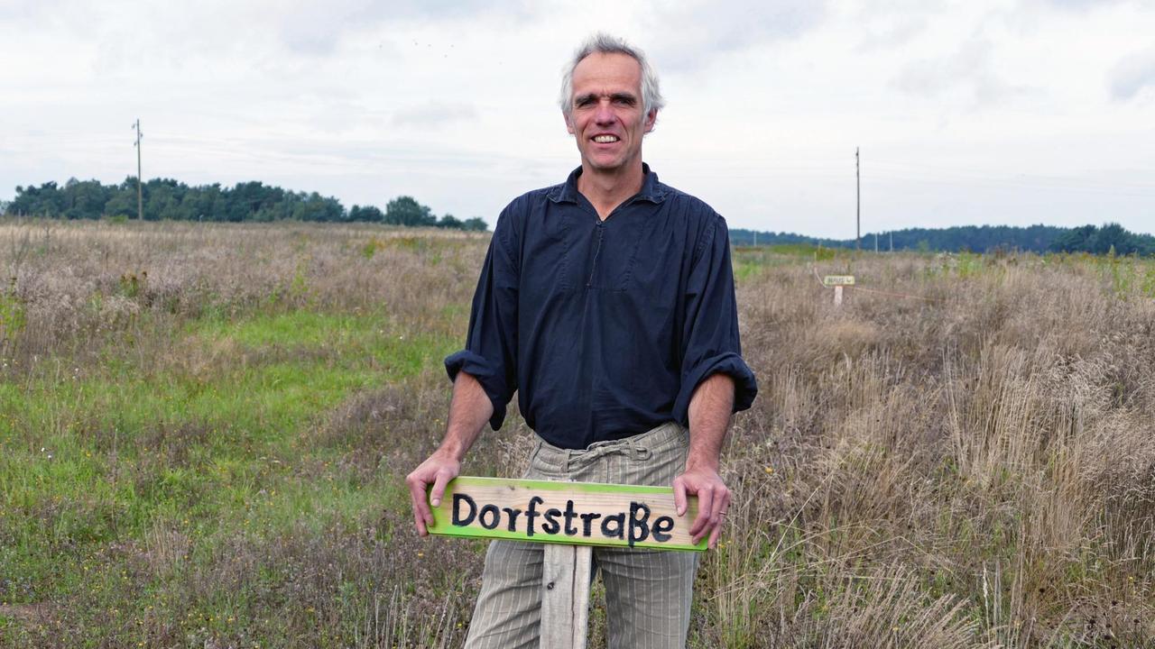 Hauke Stichling-Pehlke will aus dem Nichts ein interkulturelles Mehrgenerationendorf für Alte und junge Menschen, Deutsche und Zugewanderte errichten. Hauke Stichling-Pehlke will aus dem Nichts ein interkulturelles Mehrgenerationendorf für Alte und junge Menschen, Deutsche und Zugewanderte errichten.