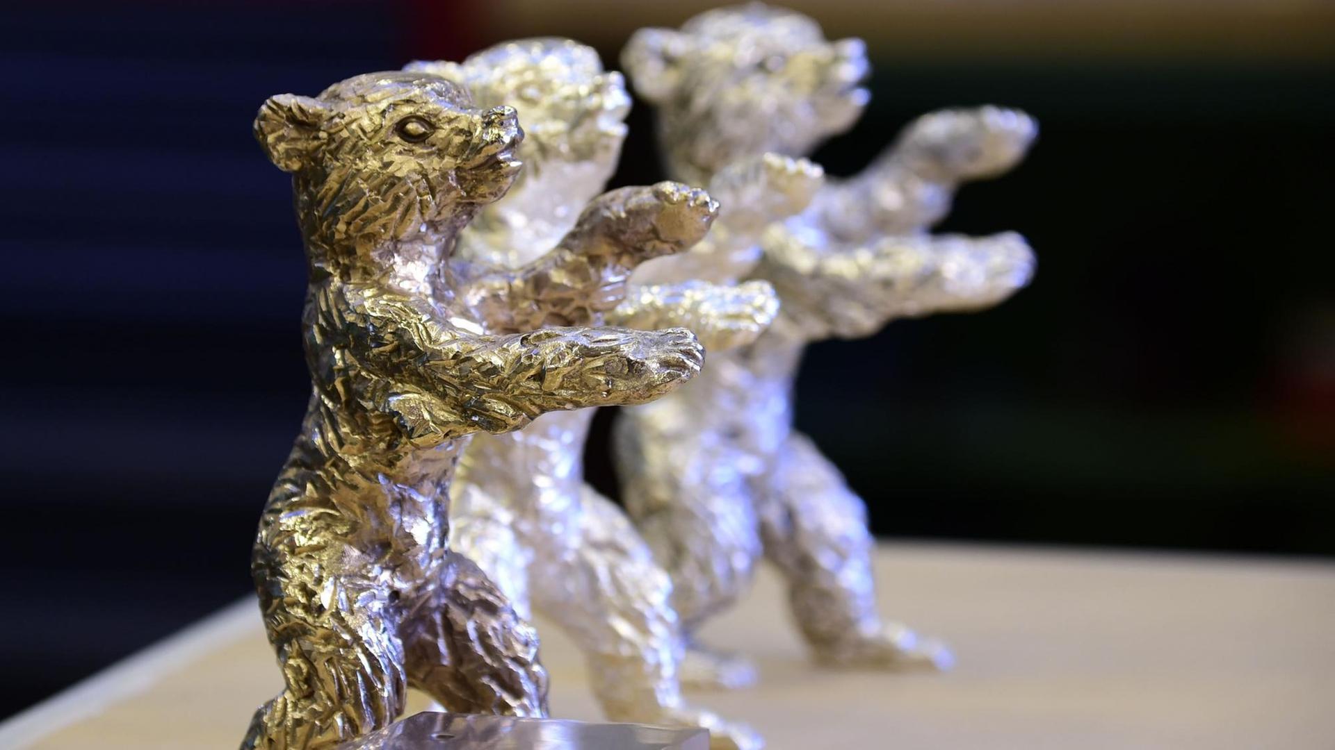 Bei der Berlinale werden der Goldene und die Silbernen Bären verliehen. Das Bild zeigt drei Statuen. Bei der Berlinale werden der Goldene und die Silbernen Bären verliehen. Das Bild zeigt drei Statuen.