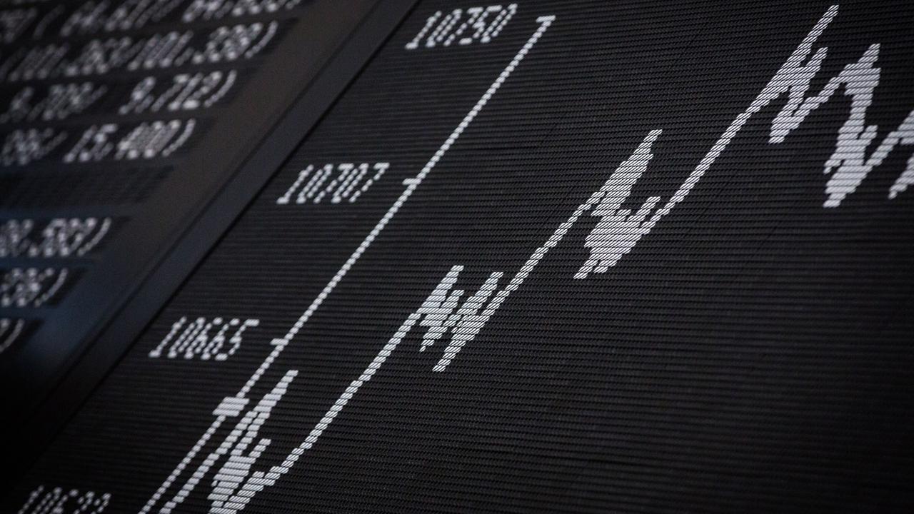 Die Dax-Kurve steigt in Frankfurt am Main (Hessen) im Handelssaal der Börse stetig nach oben. Die Dax-Kurve steigt in Frankfurt am Main (Hessen) im Handelssaal der Börse stetig nach oben.
