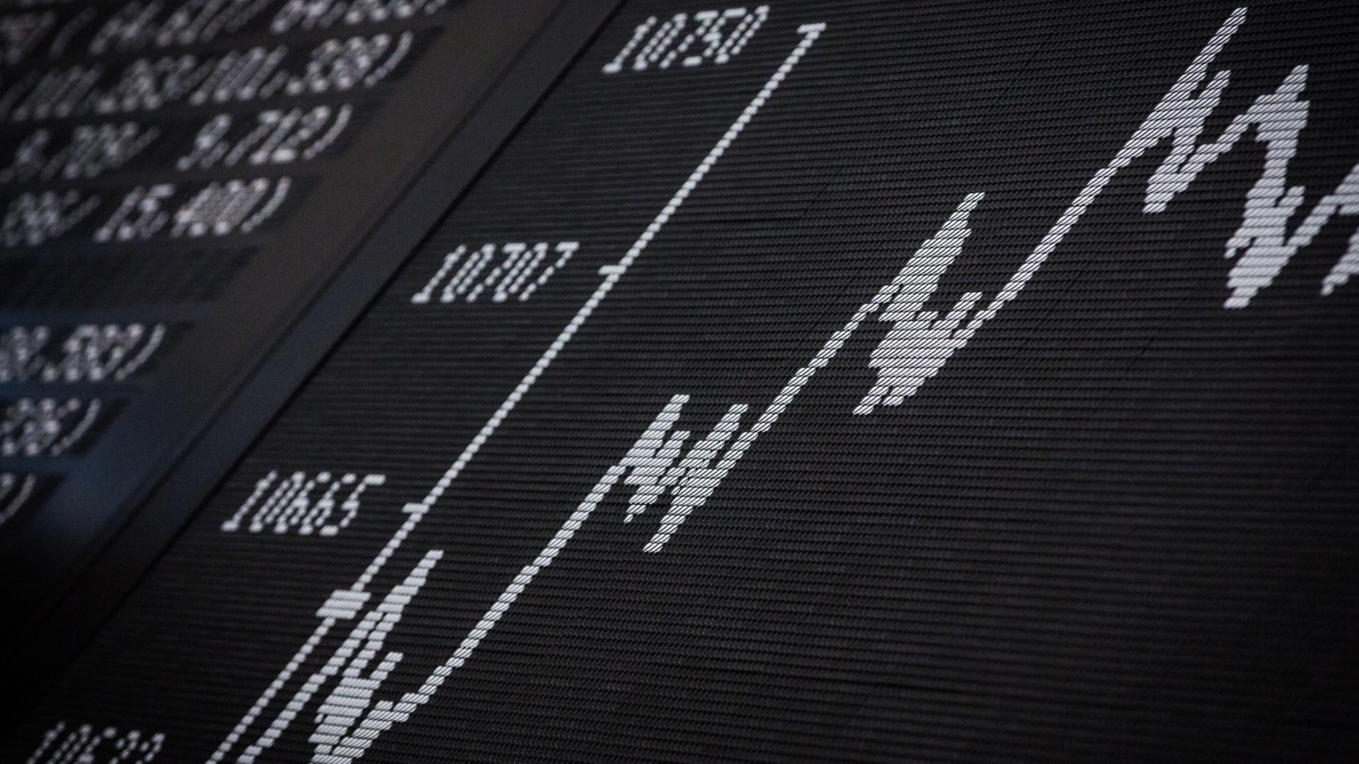 Die Dax-Kurve steigt in Frankfurt am Main (Hessen) im Handelssaal der Börse stetig nach oben. Die Dax-Kurve steigt in Frankfurt am Main (Hessen) im Handelssaal der Börse stetig nach oben.