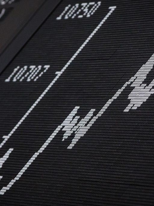 Die Dax-Kurve steigt in Frankfurt am Main (Hessen) im Handelssaal der Börse stetig nach oben. 