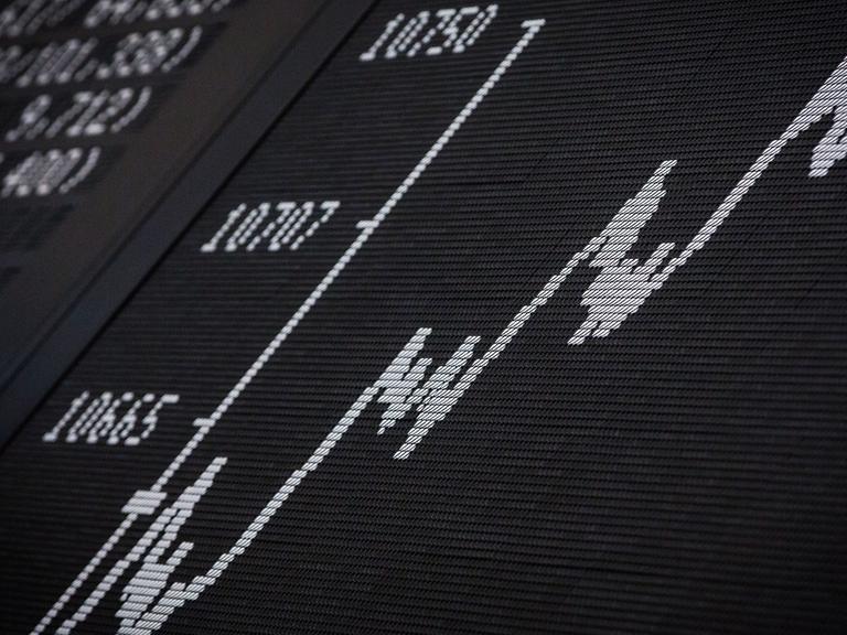 Die Dax-Kurve steigt in Frankfurt am Main (Hessen) im Handelssaal der Börse stetig nach oben. 