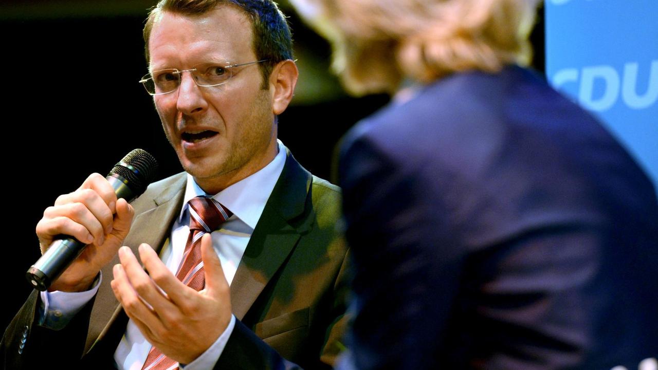 CDU-Politiker Jan-Marco Luczak im Gespräch mit Ministerin Ursula von der Leyen. CDU-Politiker Jan-Marco Luczak im Gespräch mit Ministerin Ursula von der Leyen.