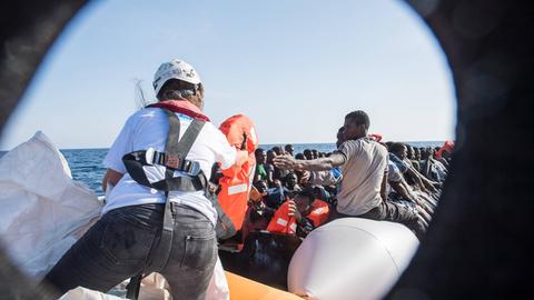 Die Sea Watch 2 bei einer Mission vor der libyschen Küste. Die Geflüchteten werden von den Helfern mit Rettungswesten versorgt.