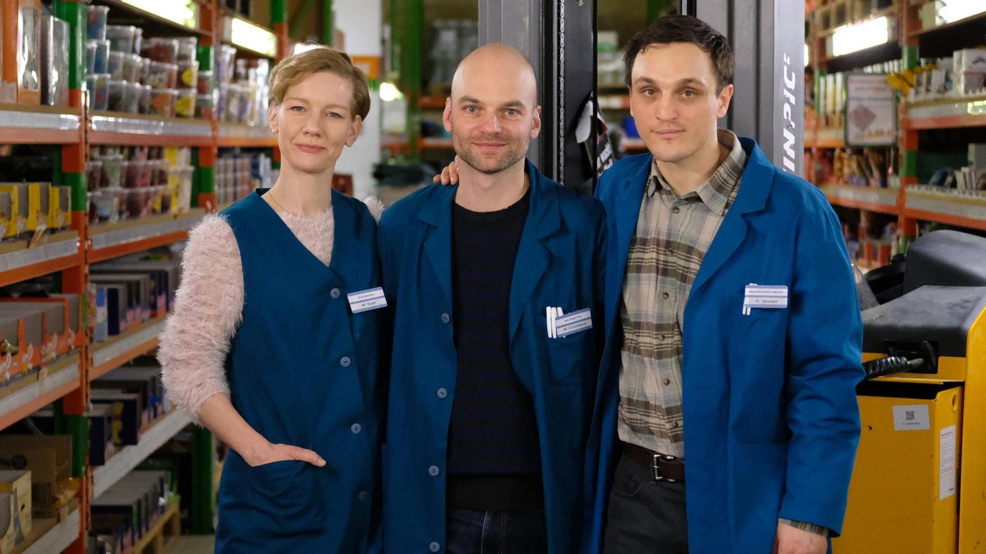 Die Schauspieler Sandra Hüller (l-r), Regisseur Thomas Stuber und Schauspieler Franz Rogowski posieren am 04.03.2017 in einem Großmarkt in Wittenberg (Sachsen-Anhalt) beim Dreh des Kinofilms "In den Gängen". Die Tragikomödie basiert auf der Kurzgeschichte des Leipziger Autors Clemens Meyer. Foto: Sebastian Willnow/dpa-Zentralbild/dpa | Verwendung weltweit Die Schauspieler Sandra Hüller (l-r), Regisseur Thomas Stuber und Schauspieler Franz Rogowski posieren am 04.03.2017 in einem Großmarkt in Wittenberg (Sachsen-Anhalt) beim Dreh des Kinofilms "In den Gängen". Die Tragikomödie basiert auf der Kurzgeschichte des Leipziger Autors Clemens Meyer. Foto: Sebastian Willnow/dpa-Zentralbild/dpa | Verwendung weltweit