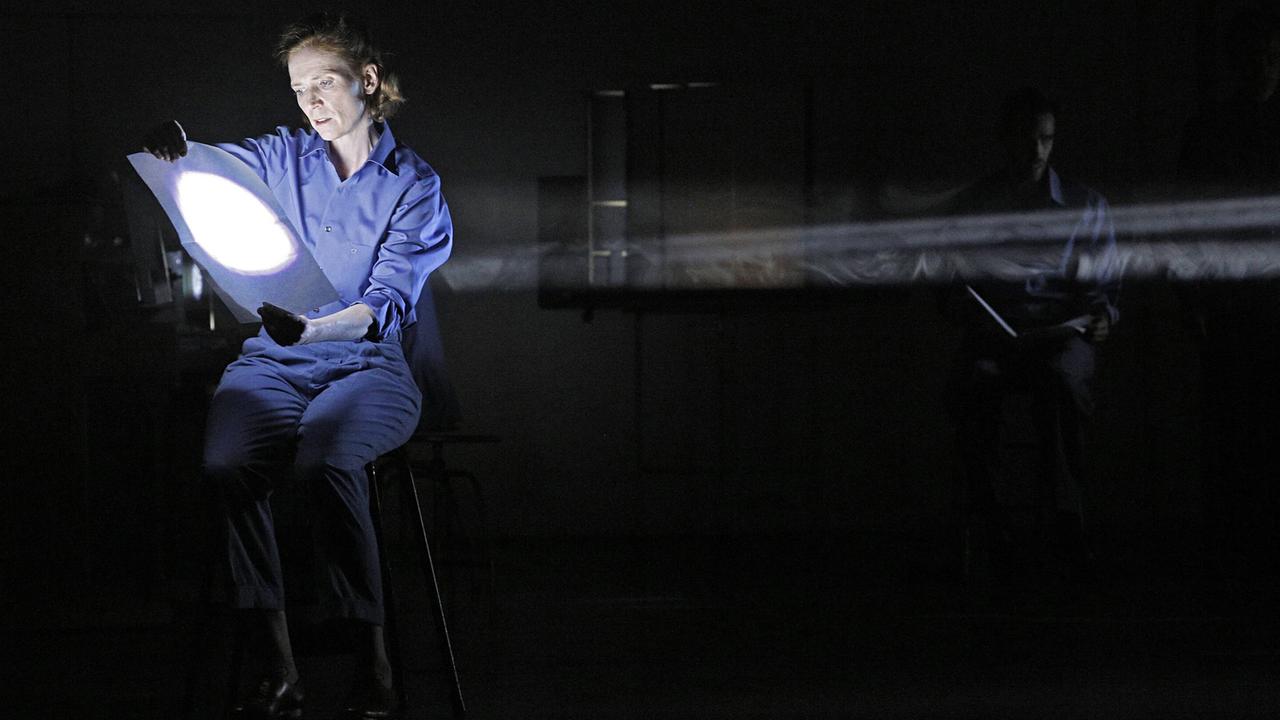 Eine Szene aus "Der Mensch erscheint im Holozän" von Max Frisch, inszeniert am Deutschen Theater in Berlin. Eine Szene aus "Der Mensch erscheint im Holozän" von Max Frisch, inszeniert am Deutschen Theater in Berlin.