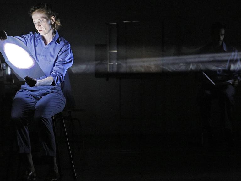 Eine Szene aus "Der Mensch erscheint im Holozän" von Max Frisch, inszeniert am Deutschen Theater in Berlin.