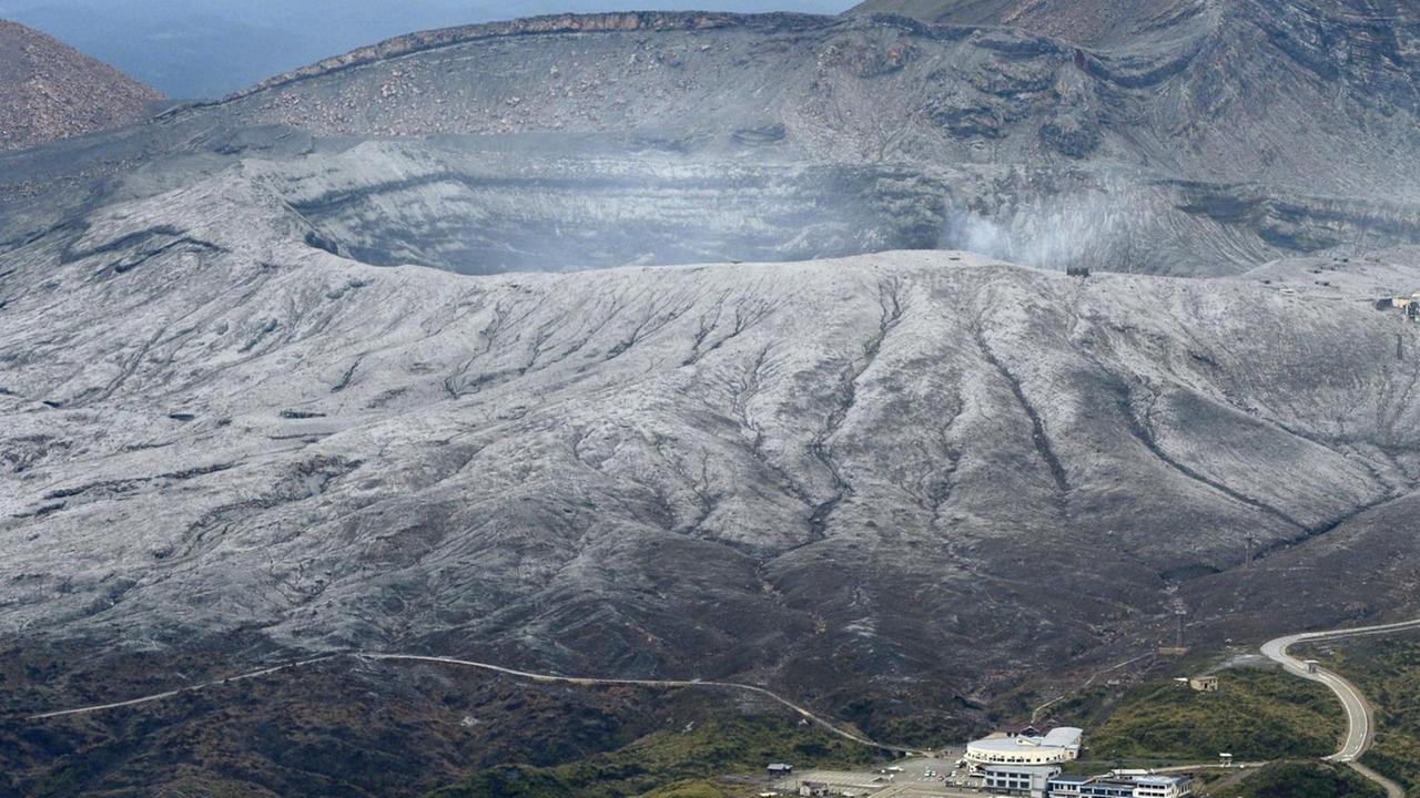 Japans größter und aktivster Vulkan Aso am 12. Oktober 2016 vier Tage nach dem letzten großen Ausbruch