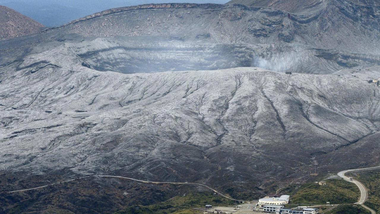Japans größter und aktivster Vulkan Aso am 12. Oktober 2016 vier Tage nach dem letzten großen Ausbruch Japans größter und aktivster Vulkan Aso am 12. Oktober 2016 vier Tage nach dem letzten großen Ausbruch