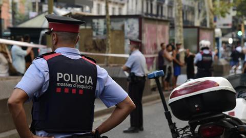 Spanische Polizisten auf der Rambla in Barcelona.