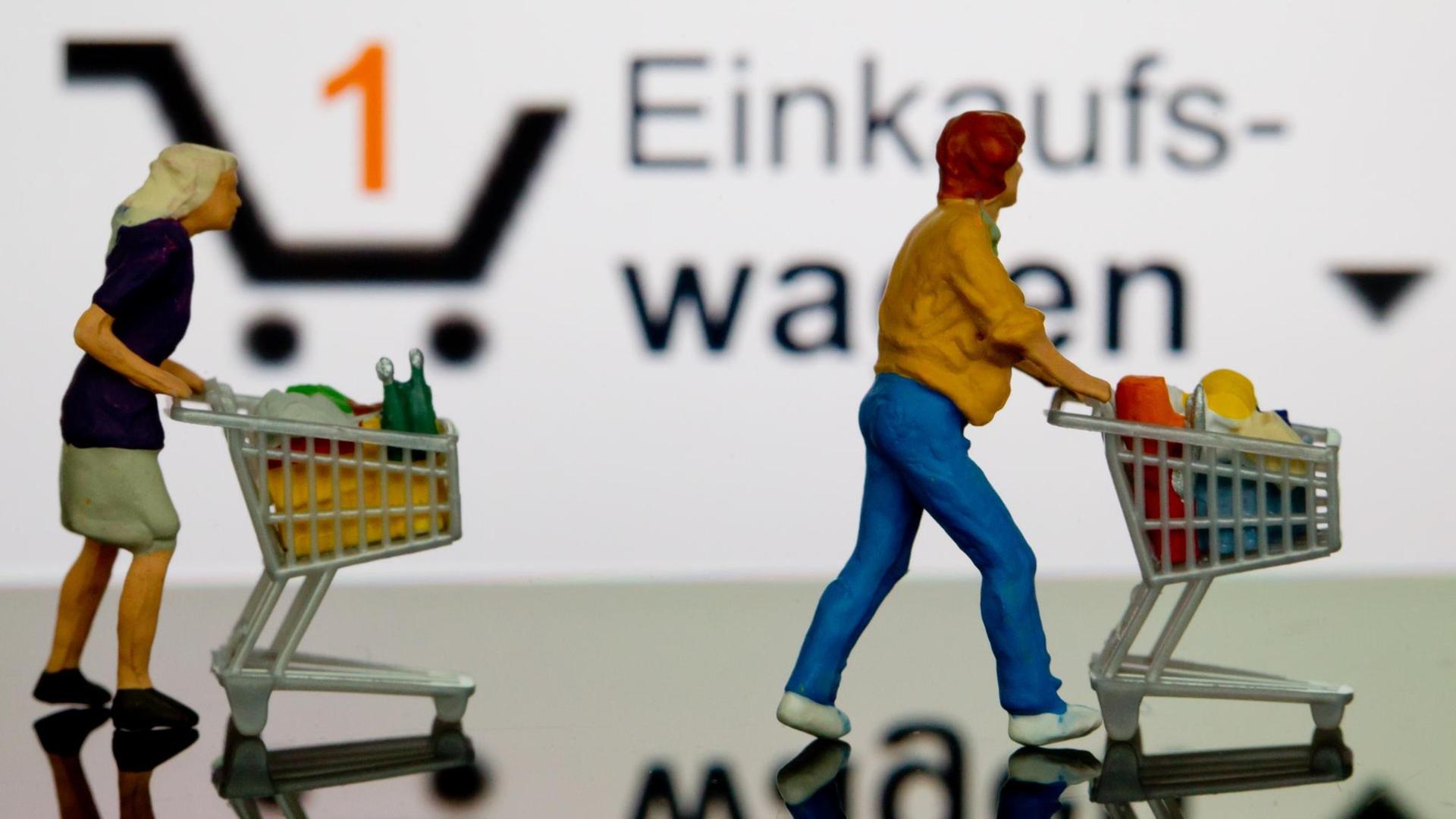 Zwei kleine Plastikfiguren mit Einkaufswagen stehen in Berlin vor einem iPhone auf dem der virtuelle Einkaufswagen dargestellt ist, aufgenommen am 06.11.2012. Zwei kleine Plastikfiguren mit Einkaufswagen stehen in Berlin vor einem iPhone auf dem der virtuelle Einkaufswagen dargestellt ist, aufgenommen am 06.11.2012.