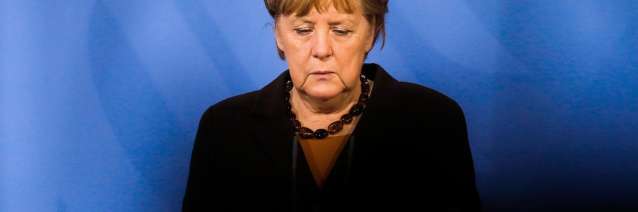 30.03.2021, Berlin: Bundeskanzlerin Merkel (CDU) spricht im Kanzleramt bei einer Pressekonferenz über den weiteren Umgang mit dem Astrazeneca-Impfstoff.
30.03.2021, Berlin: Bundeskanzlerin Merkel (CDU) spricht im Kanzleramt bei einer Pressekonferenz über den weiteren Umgang mit dem Astrazeneca-Impfstoff.