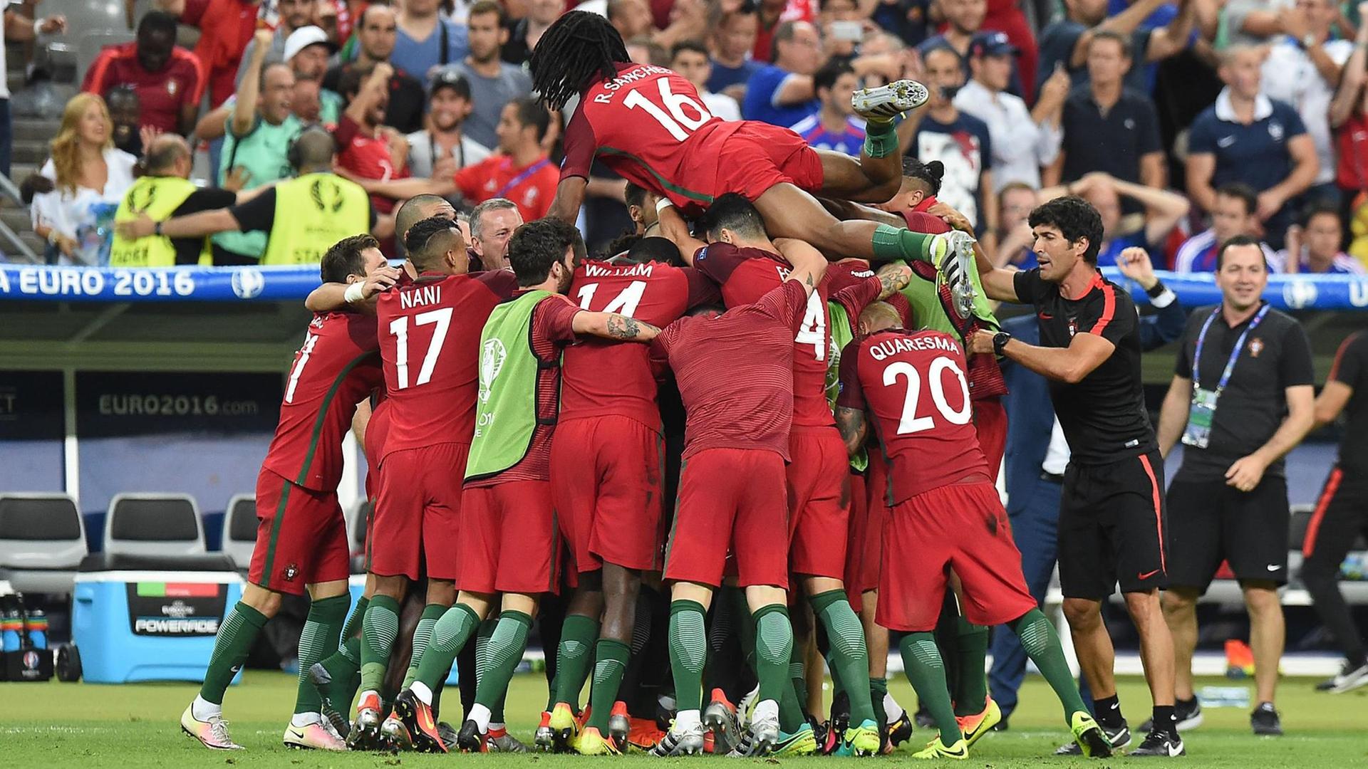 Jubelnde Portugiesen auf dem Platz Jubelnde Portugiesen auf dem Platz