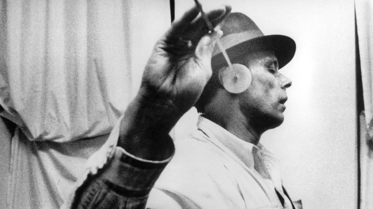 Joseph Beuys hält einen Ohrenkegel an sein rechtes Ohr, Ort unbekannt, undatiert, ca. Ende der 70er Jahre. Joseph Beuys hält einen Ohrenkegel an sein rechtes Ohr, Ort unbekannt, undatiert, ca. Ende der 70er Jahre.