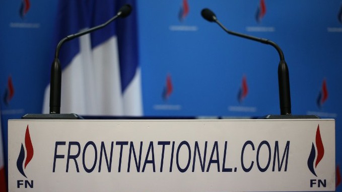 Ein Rednerpult des Front National Ein Rednerpult des Front National