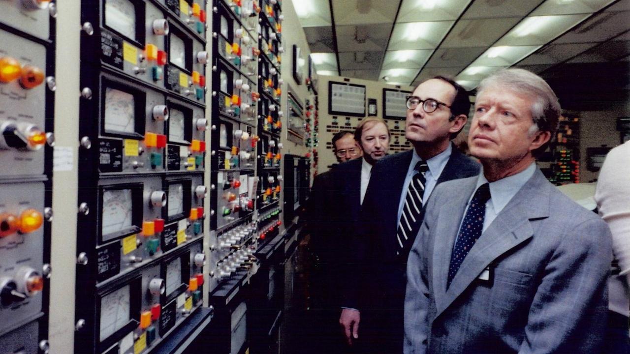 Der damalige US-Präsident Jimmy Carter steht mit weiteren Personen am 1. April 2979, vier Tage nach dem Reaktorunfall von Three Mile Island, im Kontrollraum des Kernkraftwerks.