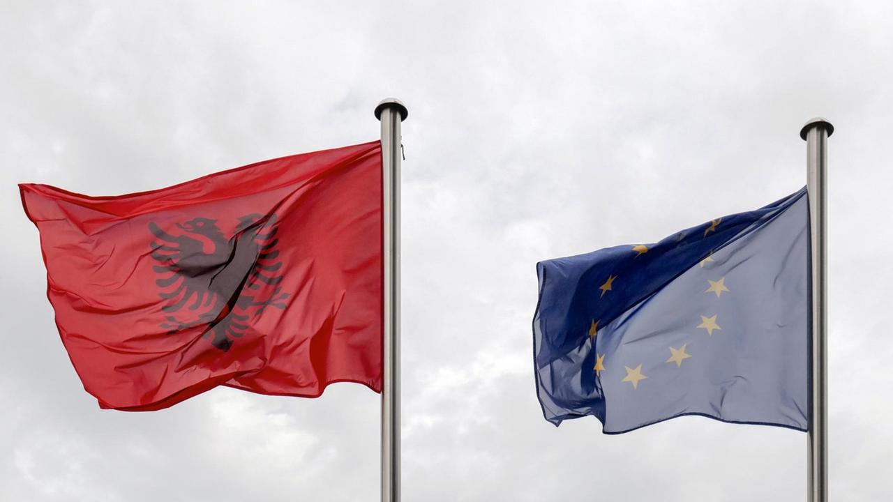 Symbolbild: die albanische Flagge der EU-Banner im Wind