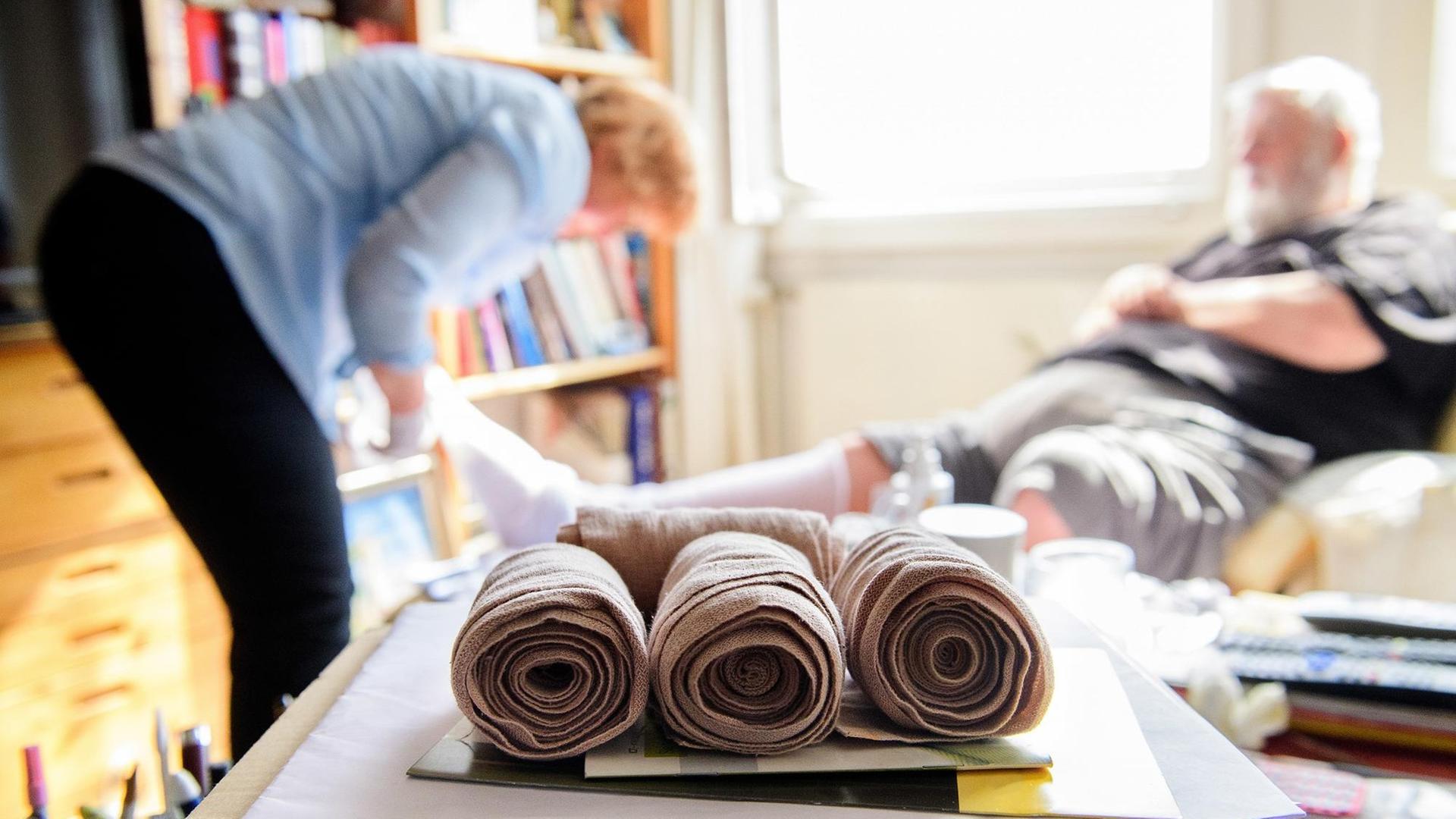 Postoperative Wundversorgung durch einen ambulanten Pflegedienst in der Wohnung eines Patienten. Postoperative Wundversorgung durch einen ambulanten Pflegedienst in der Wohnung eines Patienten.