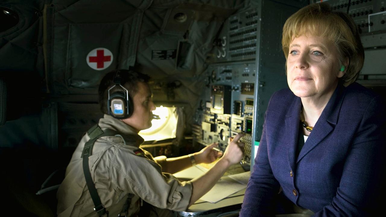 Bundeskanzlerin Angela Merkel (CDU) sitzt in einem Transall-Transportflugzeug der Bundeswehr.