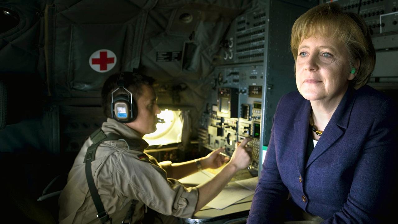 Bundeskanzlerin Angela Merkel (CDU) sitzt in einem Transall-Transportflugzeug der Bundeswehr. Bundeskanzlerin Angela Merkel (CDU) sitzt in einem Transall-Transportflugzeug der Bundeswehr.