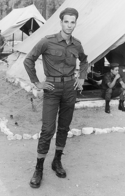 Michael Wolffsohn bei seinem Eintritt in die israelische Armee 1967.
