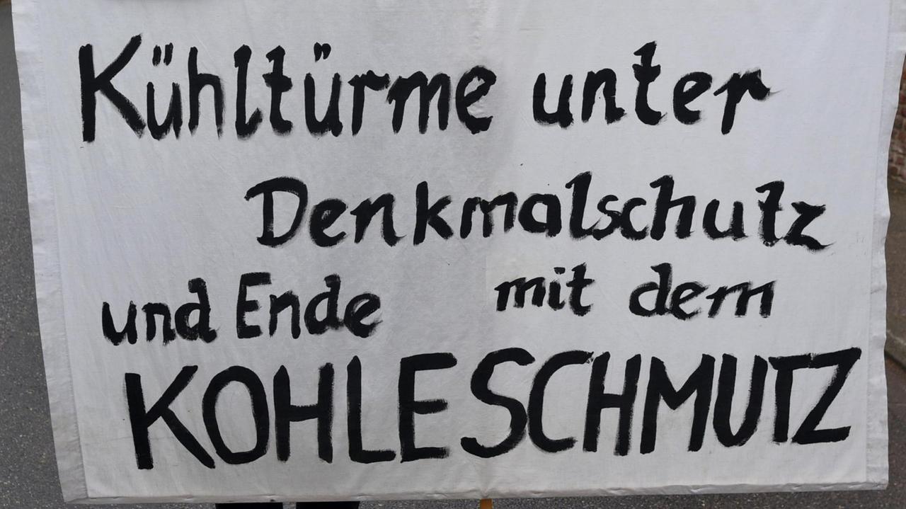 Ein Braunkohlegegner protestiert schon 2015 bei Immerath gegen den Tagebau Garzweiler. Ein Braunkohlegegner protestiert schon 2015 bei Immerath gegen den Tagebau Garzweiler.