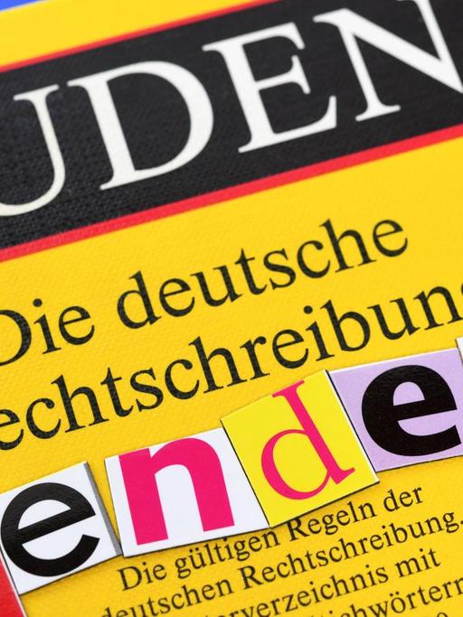 Auf einer Ausgabe des Duden formen Buchstaben das Wort Gender mit einem Gendersternchen am Ende.