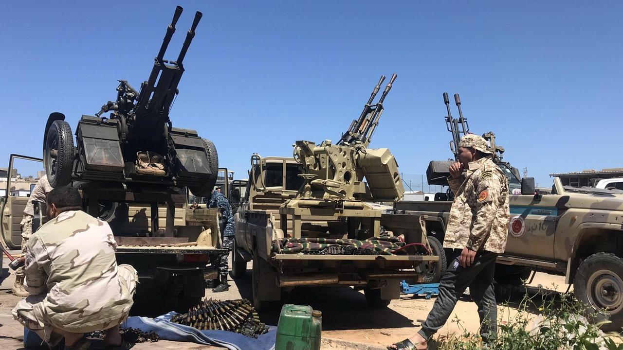 09.04.2019, Libyen, Tripolis: Kämpfer einer bewaffneten Gruppe mit Sitz in Misrata, die der von den Vereinten Nationen unterstützten Regierung des National Accord (GNA) von Ministerpräsident Fajis al-Sarradsch treu ergeben ist, bereiten ihre Munition vor. Trotz internationaler Warnungen gehen die Kämpfe um die libysche Hauptstadt Tripolis unvermindert weiter. Foto: Stringer/dpa 09.04.2019, Libyen, Tripolis: Kämpfer einer bewaffneten Gruppe mit Sitz in Misrata, die der von den Vereinten Nationen unterstützten Regierung des National Accord (GNA) von Ministerpräsident Fajis al-Sarradsch treu ergeben ist, bereiten ihre Munition vor. Trotz internationaler Warnungen gehen die Kämpfe um die libysche Hauptstadt Tripolis unvermindert weiter. Foto: Stringer/dpa