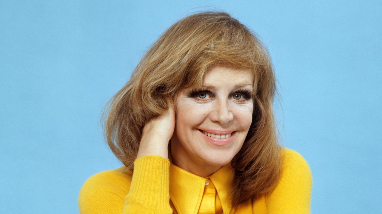 Aufnahme der Schauspielerin Hildegard Knef am 23.09.1976 mit einem Stapel ihrer Autobiografie "Der geschenkte Gaul". Aufnahme der Schauspielerin Hildegard Knef am 23.09.1976 mit einem Stapel ihrer Autobiografie "Der geschenkte Gaul".