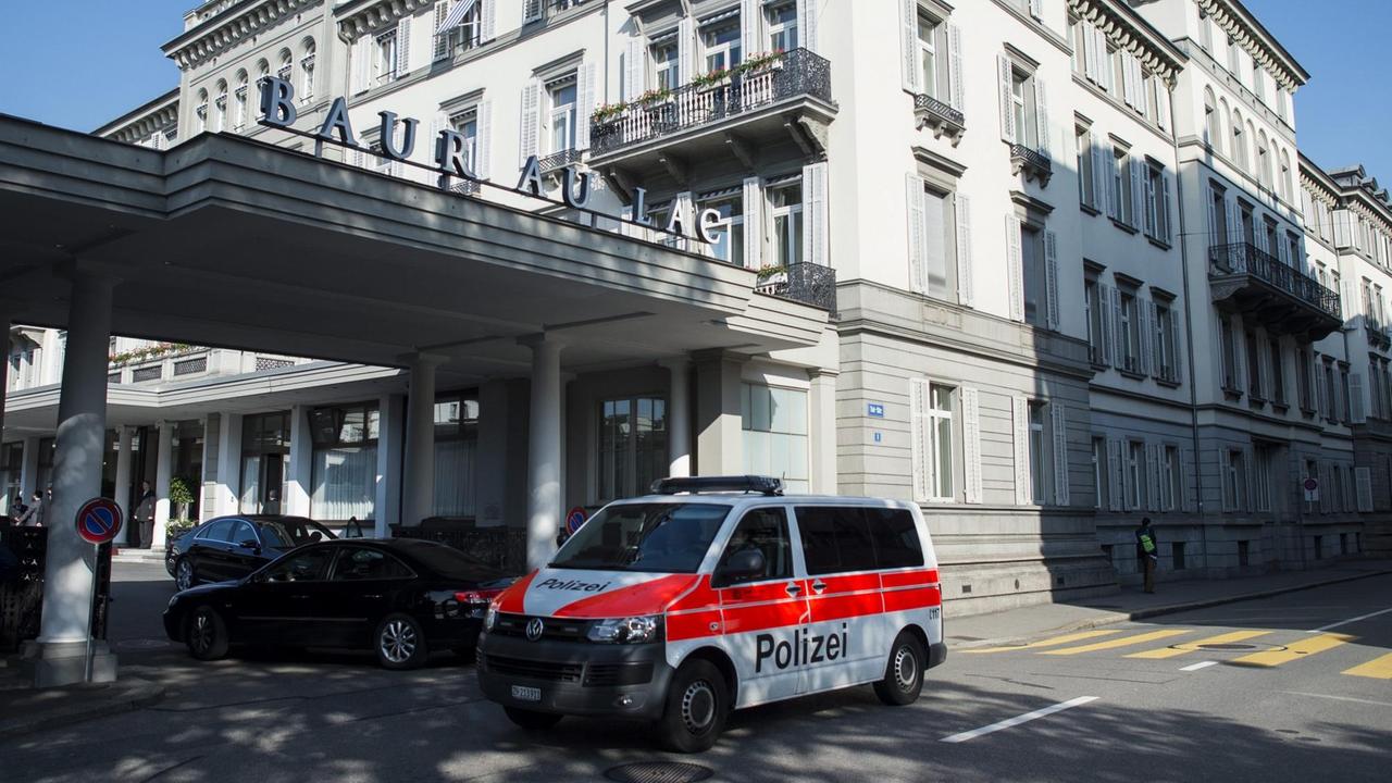 Ein Polizeiauto parkt vor dem Hotel Baur au Lac in Zürich. Ein Polizeiauto parkt vor dem Hotel Baur au Lac in Zürich.