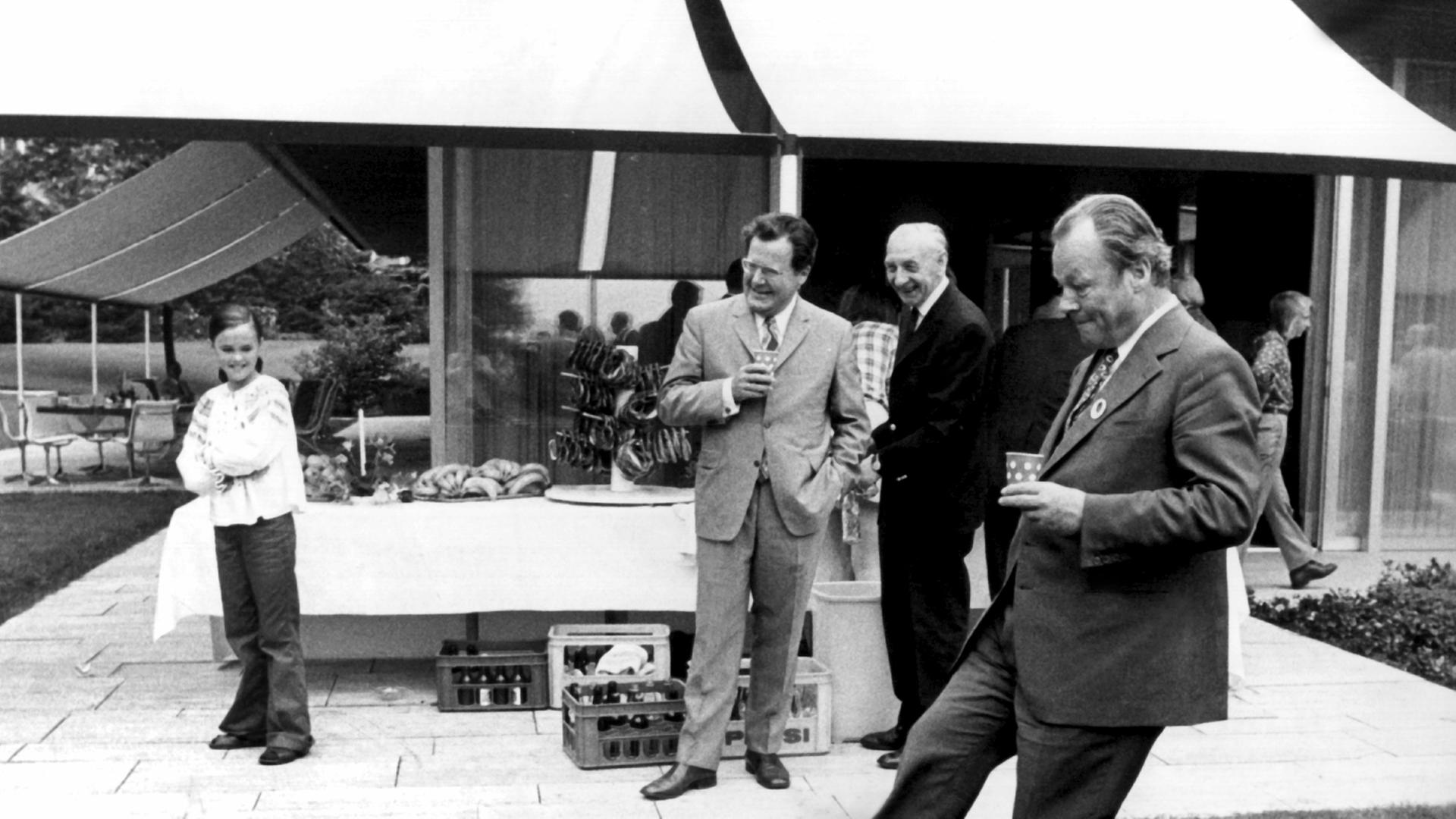 Ausgelassen kickt Bundeskanzler Willy Brandt am 13.6.1973 bei einer Gartenparty einen Ball über den Rasen vor dem Palais Schaumburg. Unter den Zuschauern: Günter Guillaume (Mitte, heller Anzug) Ausgelassen kickt Bundeskanzler Willy Brandt am 13.6.1973 bei einer Gartenparty einen Ball über den Rasen vor dem Palais Schaumburg. Unter den Zuschauern: Günter Guillaume (Mitte, heller Anzug)