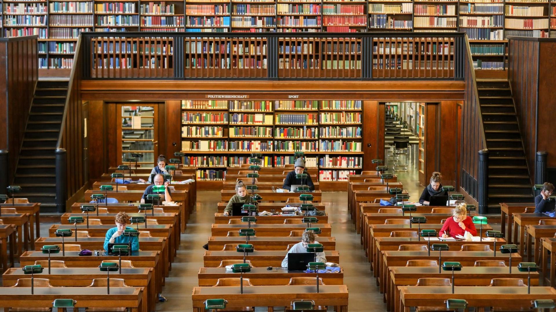 Blick in den Lesesaal der Deutschen Nationalbibliothek in Leipzig Blick in den Lesesaal der Deutschen Nationalbibliothek in Leipzig