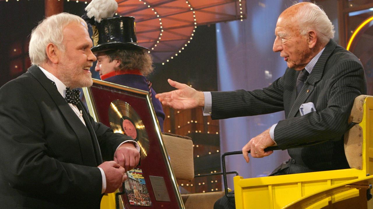 Hoch auf dem gelben Wagen: Walter Scheel in der ARD-Volksmusik-Gala "Krone der Volksmusik" 2006 mit Moderator Gunther Emmerlich in Chemnitz Hoch auf dem gelben Wagen: Walter Scheel in der ARD-Volksmusik-Gala "Krone der Volksmusik" 2006 mit Moderator Gunther Emmerlich in Chemnitz