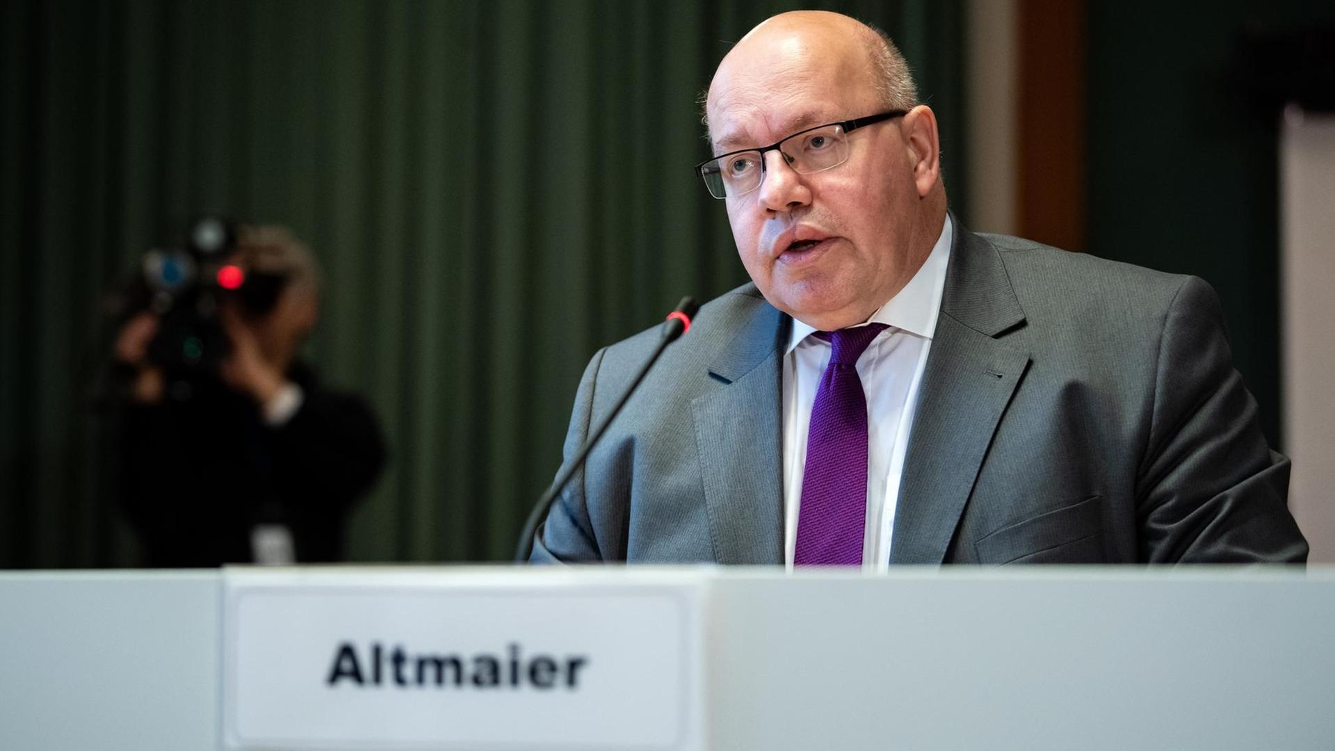 Bundeswirtschaftsminister Altmaier steht hinter einem Mikrofon. Bundeswirtschaftsminister Altmaier steht hinter einem Mikrofon.