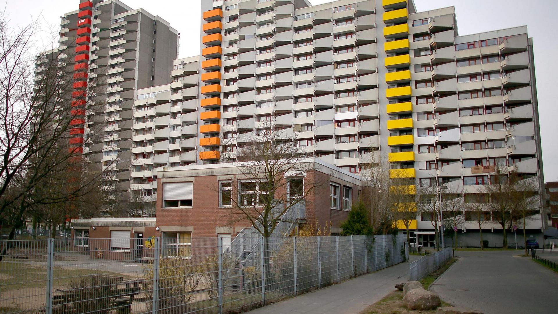 Vor einem Hochhaus ist am 08.04.2013 in Köln (Nordrhein-Westfalen) die Kindertagesstätte im Stadtteil Chorweiler zu erkennen.