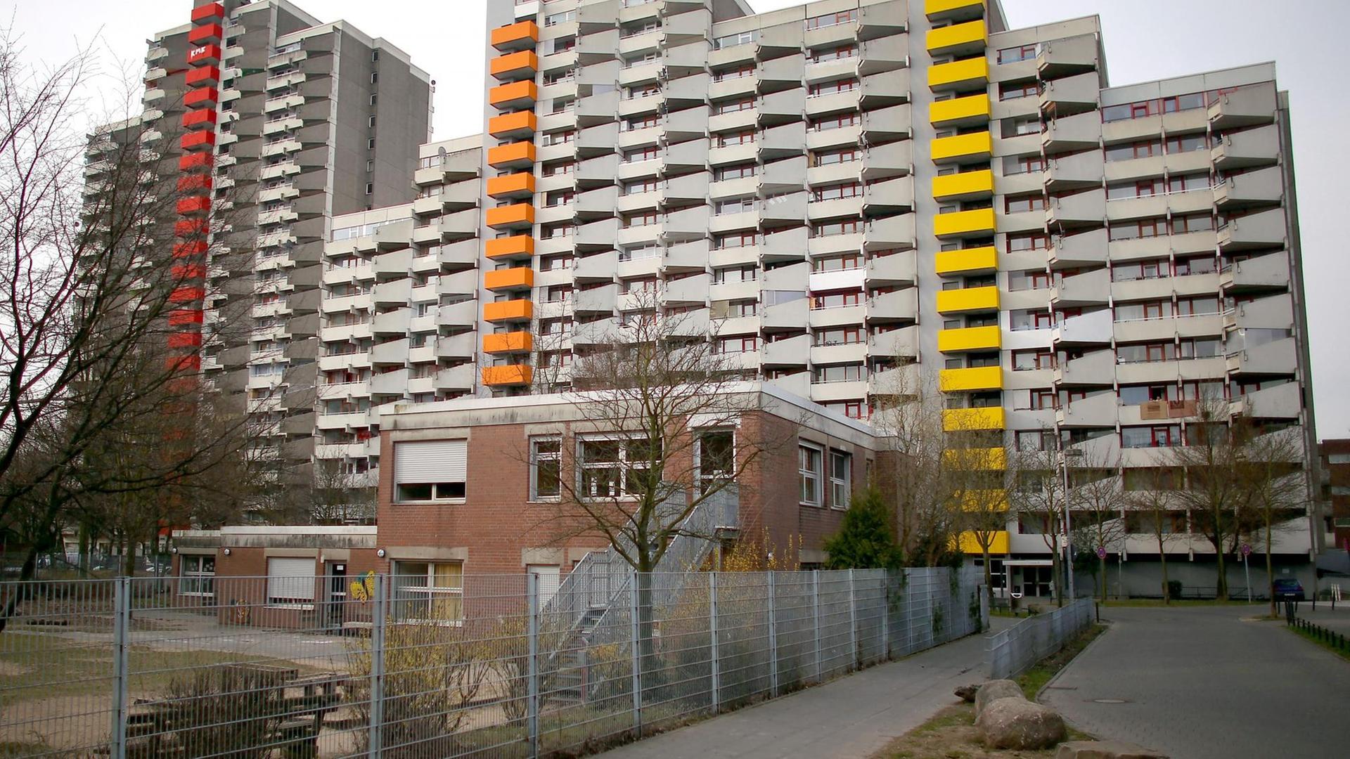 Vor einem Hochhaus ist am 08.04.2013 in Köln (Nordrhein-Westfalen) die Kindertagesstätte im Stadtteil Chorweiler zu erkennen. Vor einem Hochhaus ist am 08.04.2013 in Köln (Nordrhein-Westfalen) die Kindertagesstätte im Stadtteil Chorweiler zu erkennen.