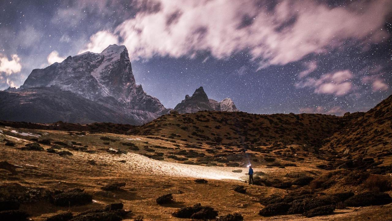 Nächtlicher Blick auf eine Gebirgslandschaft beim Tengboche Kloster in Khumjung, Nepal. Nächtlicher Blick auf eine Gebirgslandschaft beim Tengboche Kloster in Khumjung, Nepal.