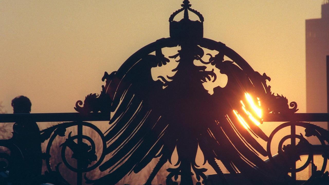 Der goldene Glanz der aufgehenden Sonne streift den Preußischen Adler an der Weidendammer Brücke über die Spree an der Friedrichstraße in Berlin-Mitte. Der goldene Glanz der aufgehenden Sonne streift den Preußischen Adler an der Weidendammer Brücke über die Spree an der Friedrichstraße in Berlin-Mitte.
