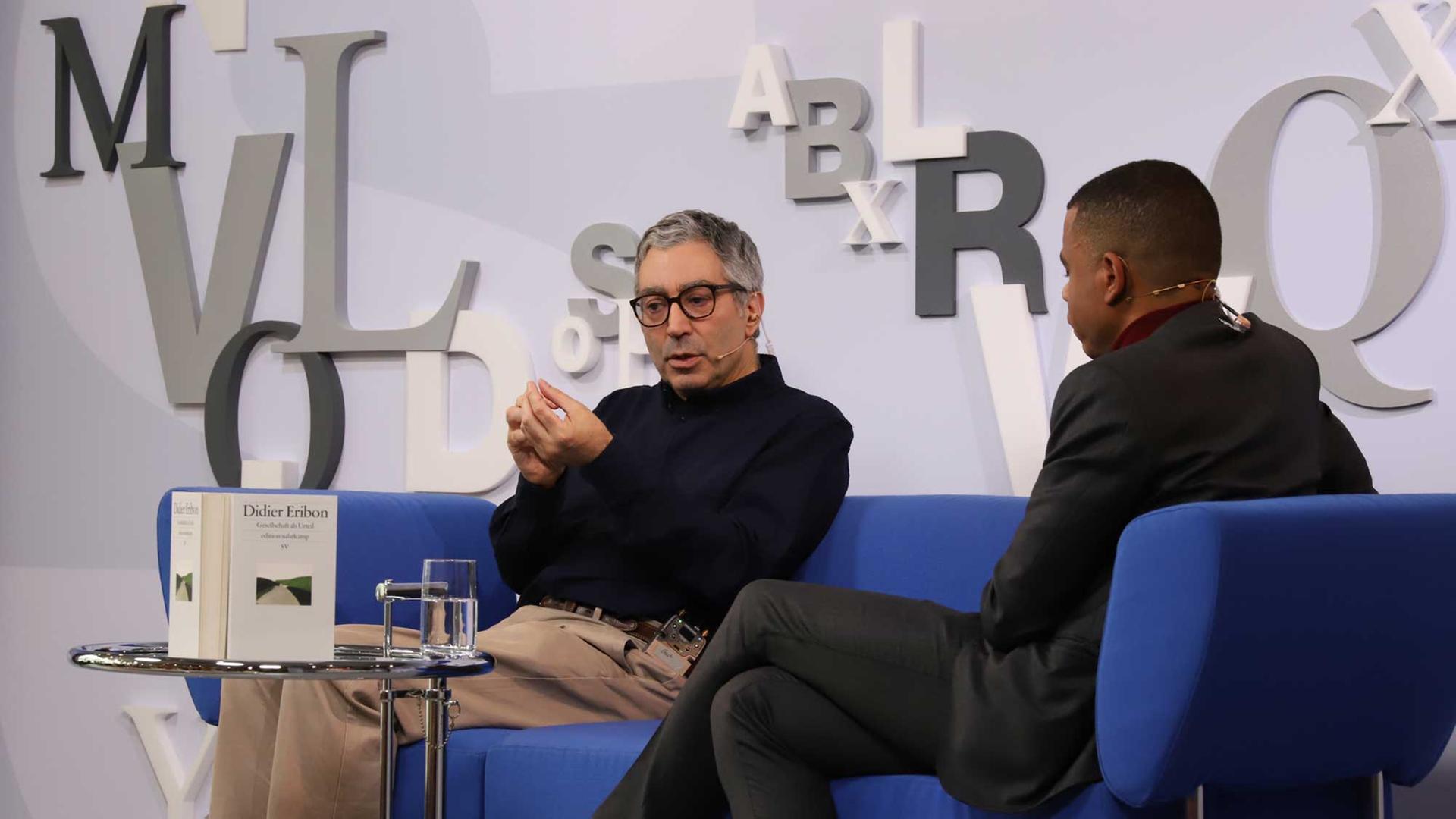 Der französische Soziologe Didier Eribon im Gespräch mit René Aguigah von Deutschlandfunk Kultur über sein neues Buch "Gesellschaft als Urteil" auf dem Blauen Sofa der Frankfurter Buchmesse 2017. Didier Eribon wurde mit seinem Buch "Rückkehr nach Reims" bekannt. Der französische Soziologe Didier Eribon im Gespräch mit René Aguigah von Deutschlandfunk Kultur über sein neues Buch "Gesellschaft als Urteil" auf dem Blauen Sofa der Frankfurter Buchmesse 2017. Didier Eribon wurde mit seinem Buch "Rückkehr nach Reims" bekannt.