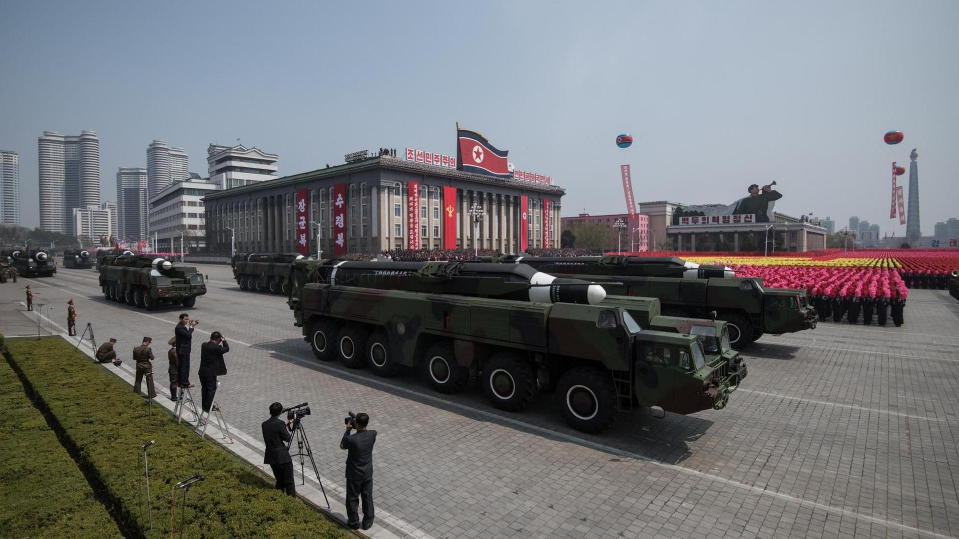 Militärparade in Nordkorea anlässlich des 105. Geburtstag des vor 23 Jahren gestorbenen Präsidenten Kim Il Sung. Militärparade in Nordkorea anlässlich des 105. Geburtstag des vor 23 Jahren gestorbenen Präsidenten Kim Il Sung.