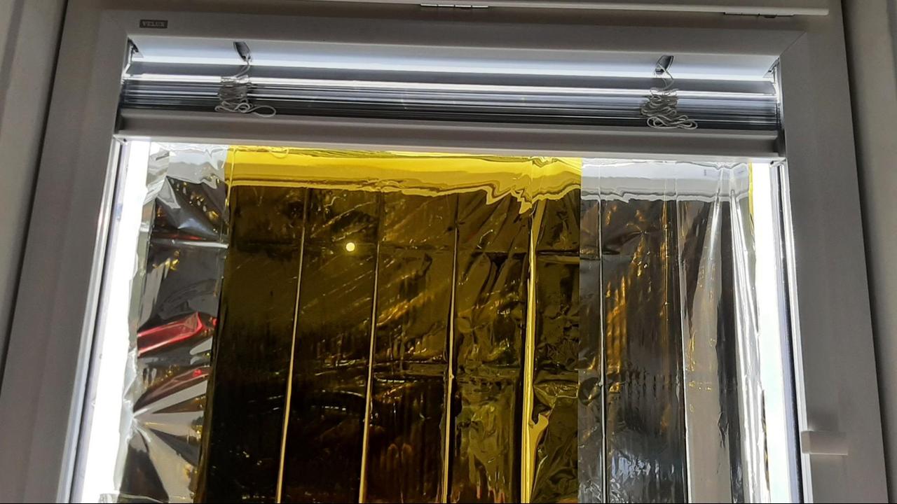 Die Sonne scheint durch ein dreilagig mit Rettungsfolie beklebtes Fenster Die Sonne scheint durch ein dreilagig mit Rettungsfolie beklebtes Fenster